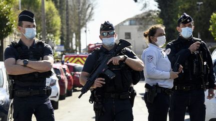 Des officiers de police près du commissariat de Rambouillet (Yvelines), le 23 avril 2021, après une attaque au couteau qui a coûté la vie à une fonctionnaire de police. (BERTRAND GUAY / AFP)