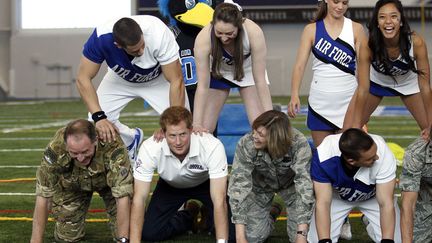 Le prince Harry (2e G) participe &agrave; la r&eacute;alisation d'une pyramide humaine en compagnie de pom pom girls am&eacute;ricaine et de soldats britanniques &agrave; Colorado Springs (Colorado, Etats-Unis), le 12 mai 2013. (RICK WILKING / REUTERS)