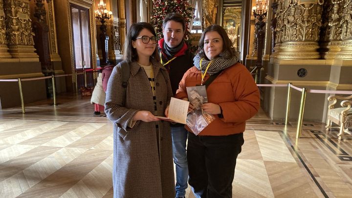 Si le jeu de piste "Arsène Lupin et le secret de l'opéra" est de facture classique, il offre une visite originale du palais en permettant de déambuler librement à travers les sculptures, décors et perspectives captivantes du grand foyer, du grand escalier et de la rotonde du glacier. (INGRID POHU / RADIO FRANCE)