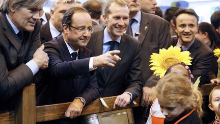 Le pr&eacute;sident Fran&ccedil;ois Hollande lors d'un &eacute;change avec des enfants au sujet de Nicolas Sarkozy au Salon de l'agriculture, &agrave; Paris, le 23 f&eacute;vrier 2013.&nbsp; (KENZO TRIBOUILLARD / AFP)