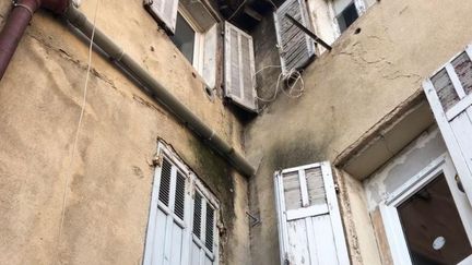 La façade sur cour d'un immeuble avenue Zoccola, dans le 15e arrondissement de Marseille, mardi 13 novembre 2018.&nbsp; (MATHILDE GOUPIL / FRANCEINFO)