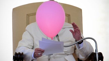 Un ballon vole devant le pape Fran&ccedil;ois en plein audience g&eacute;n&eacute;rale place Saint-Pierre au Vatican, le 14 mai 2014. (TIZIANA FABI / AFP)