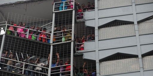 Des ouvriers du textile dans une usine de Dacca, au Bangladesh, le 23 septembre 2013. (AFP PHOTO / Munir uz Zaman)