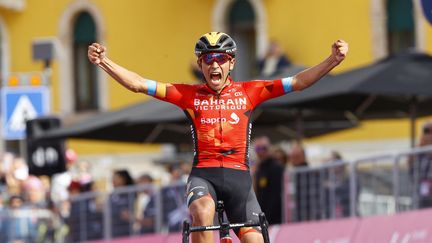 Le Colombien Santiago Buitrago, 22 ans, victorieux de la 17e étape du Tour d'Italie, le 25 mai 2022. (LUCA BETTINI / AFP)