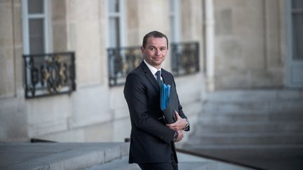 Le ministre du Travail, Olivier Dussopt, dans la cour de l'Elysée, à Paris, le 4 juillet 2022. (ARTHUR NICHOLAS ORCHARD / HANS LUCAS)