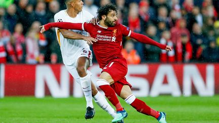 Juan Jesus (AS Roma) face à Mohamed Salah (Liverpool). (SIMON DAVIES / PRO SPORTS IMAGES LTD)