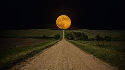 Une lune g&eacute;ante s'est lev&eacute;e, le 12 juillet 2014, comme ici dans un champpr&egrave;s de Lake Oath, dans le Dakota du Sud (Etats-Unis). (AARON J GROEN / SOLENT NEWS / SIPA)