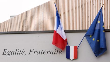 Les drapeaux français et européen sur le fronton de l'école Saint-Exupéry à&nbsp;Hellemmes (Nord), le 2 septembre 2014. (DENIS CHARLET / AFP)