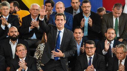 Juan Guaido a dû attendre la fin de la séance présidée par son rival Luis Parra pour parvenir à entrer dans l'enceinte du Parlement à Caracas (Venezuela) et y prêter serment, le 7 janvier 2020.&nbsp; (CRISTIAN HERNANDEZ / AFP)