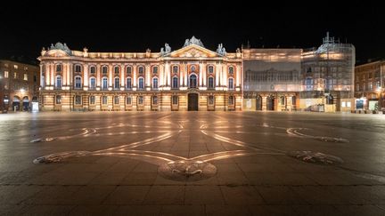 La place du Capitole&nbsp;était déserte à Toulouse (Haute-Garonne), le 17 octobre 2020.&nbsp; (ADRIEN NOWAK / HANS LUCAS / AFP)