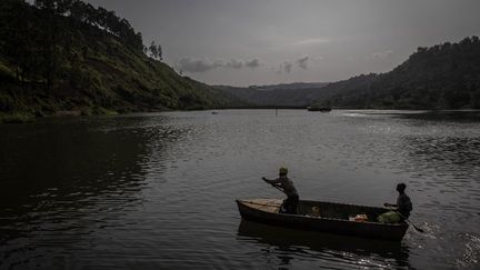 Mais Malgache Malyanga, responsable du Programme de gestion des déchets ménagers (PGDM) de Bukavu dont la structure s'occupe "du ramassage et de l'évacuation des déchets de la ville" moyennant 3 à 5 dollars par mois et par ménage, ajoute&nbsp;: "Est-ce par manque de moyens ou par ignorance, mais beaucoup d'habitants préfèrent jeter nuitamment leurs ordures sur la route ou dans le lac." (GUERCHOM NDEBO / AFP)