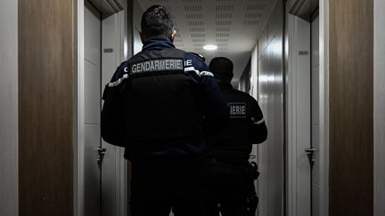 Des gendarmes en service, le 2 mars 2021 à Carbon-Blanc (Gironde). (PHILIPPE LOPEZ / AFP)