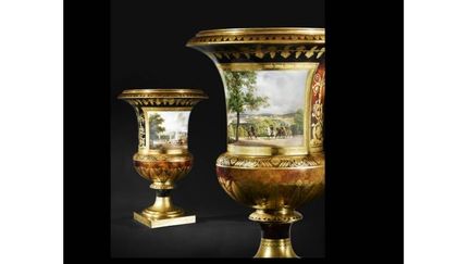 Deux vases d&#039; une hauteur  de 66 cm , le premier figure l&#039; Empereur les coteaux de Meudon .
 (DR)