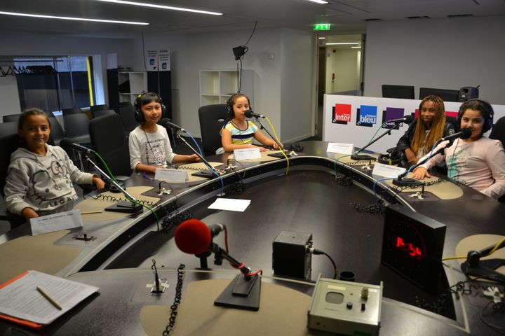 Ces élèves de CM2 ont posé leurs questions au micro, depuis un studio de Radio France (en partenariat avec le magazine pour enfants 1jour1actu et 1jour1actu.com.) (E. Faure / franceinfo junior)