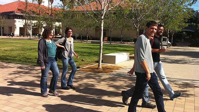 &nbsp; (Des étudiants dans les allées de Stanford © Radio France / Célia Quilleret)