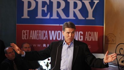 Le gouverneur du Texas et candidat &agrave; l'investiture r&eacute;publicaine pour l'&eacute;lection pr&eacute;sidentielle am&eacute;ricaine Rick Perry, le 16 d&eacute;cembre 2011 &agrave; Cherokee, dans l'Iowa (Etats-Unis). (JIM YOUNG / ETATS-UNIS)