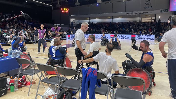 Les joueurs et le staff des Bleus se rassemblent à la mi-temps de leur match face aux États-Unis, le 18 octobre 2023. (Clément Mariotti Pons)