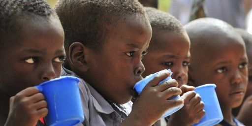 Repas à l'école primaire de l'Amitié à Zinder, au Niger, le 1er Juin 2012. Quelque 238 écoles dans la région de Zinder bénéficent d'un programme de cantine scolaire géré par le Programme alimentaire mondial. (AFP PHOTO / ISSOUF SANOGO)