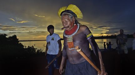 Le&nbsp;Cacique brésilien Raoni Matuktire, le 15 janvier 2020, lors d'une conférence de presse, à Piaracu, au Brésil.&nbsp; (CARL DE SOUZA / AFP)