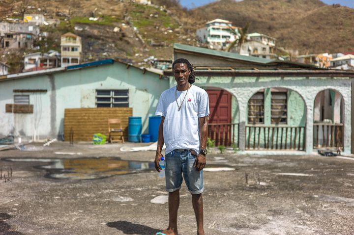 André, un habitant du quartier de Sandy Ground, à Saint-Martin, témoigne de la violence inouïe d'Irma. (RADIO FRANCE / MATTHIEU MONDOLONI)