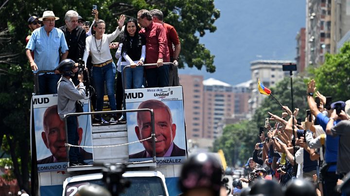 La cheffe de l'opposition vénézuélienne Maria Corina Machado s'exprime lors d'un rassemblement pour revendiquer la victoire de l'opposition à l'élection présidentielle le 17 août 2024 à Caracas, au Venezuela. (JUAN BARRETO / AFP)