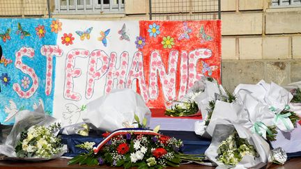 Des fleurs et une affiche en hommage à la fonctionnaire de police Stéphanie M, à Rambouillet (Yvelines), le 25 avril 2021. (BERTRAND GUAY / AFP)