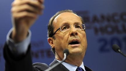 Le candidat socialiste &agrave; l'&eacute;lection pr&eacute;sidentielle Fran&ccedil;ois Hollande donne un discours depuis son QG de campagne parisien, le 11 janvier 2012. (FRED DUFOUR/AFP)