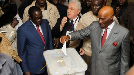 Le pr&eacute;sident s&eacute;n&eacute;galais, Abdoulaye Wade (&agrave; dr.), vote &agrave; Dakar (S&eacute;n&eacute;gal), le 26 f&eacute;vrier 2012. (YOUSSEF BOUDLAL / REUTERS)