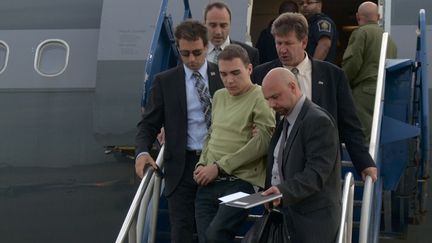 Luka Rocco Magnotta, le pr&eacute;sum&eacute; "d&eacute;peceur canadien", lors de son arriv&eacute;e &agrave; Montr&eacute;al (Canada), entour&eacute; de policiers, le 19 juin 2012. (SPVM / AFP)