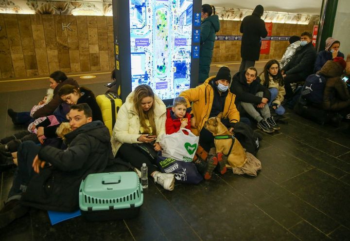 Des personnes se réfugient dans une station de métro à Kiev, en Ukraine, le 24 février 2022. (VIACHESLAV RATYNSKYI / ANADOLU AGENCY / AFP)