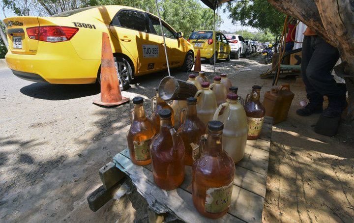 Des bouteilles d'essence de contrebande sont vendues dans la ville frontalière colombienne de Cucuta, le 26 août 2015.