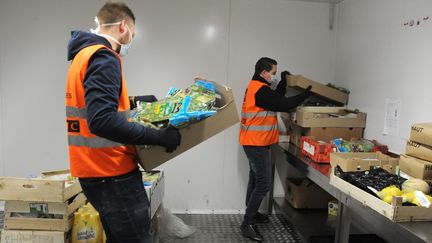 Des employés de la Banque alimentaire du Nord distribuent des denrées alimentaires aux associations partenaires, le 10 mai 2020, à Lille. (PASCAL BACHELET / BSIP / AFP)