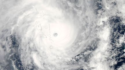 &nbsp; (Le cyclone Pam au-dessus du Vanuatu © REUTERS | NASA)