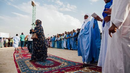 Des supporters arrivent pour le meeting de campagne de Sidi Mohamed Ould Boubacar, ancien Premier ministre et candidat à l'élection présidentielle du 22 juin 2019, soutenu par le parti islamiste d'opposition Tewassoul, au stade Mellah de Nouakchott le 30 mars 2019. (CARMEN ABD ALI / AFP)