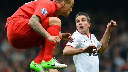 Le d&eacute;fenseur de Liverpool Martin Skrtel (G) &agrave; la lutte avec l'attaquant de Manchester United&nbsp;Robin Van Persie lors d'un match de ligue A &agrave; Liverpool (Royaume-Uni), le 23 septembre 2012. (PAUL ELLIS / AFP)