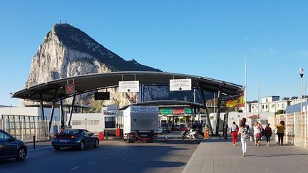 Chaque jour, quelque 14 000 personnes traversent la frontière entre l'Espagne et Gibraltar pour aller travailler (AUDREY TISON / RADIO FRANCE)