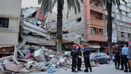 Des pompiers dans les d&eacute;combres des immeubles effondr&eacute;s, le 11 juillet 2014 &agrave; Casablanca (Maroc). (JALAL MORCHIDI / AFP)