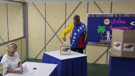 Nicolas Maduro au bureau de vote (France Info)