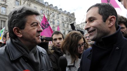 Jean-Luc Mélenchon et Benoît Hamon, à Paris, le 21 janvier 2010. (GONZALO FUENTES / REUTERS)