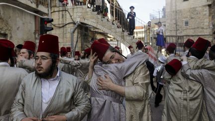 Des juifs ultra-orthodoxes en costume célèbrent la fête de Pourim dans le quartier ultra-orthodoxe de Méa Shéarim, à Jérusalem, le 11 mars 2020. (MENAHEM KAHANA / AFP)