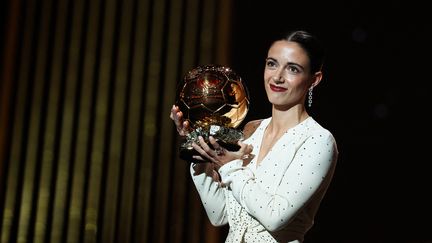 Déjà sacrée l'an dernier, la milieu de terrain barcelonaise Aitana Bonmati a remporté son deuxième Ballon d'or, le 28 octobre 2024 à Paris. (FRANCK FIFE / AFP)