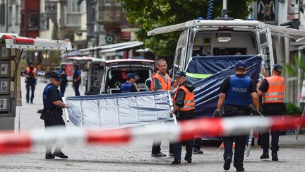 La police a bouclé une partie de la vieille ville de Schaffouse (Suisse), lundi 24 juillet. (MICHAEL BUHOLZER / AFP)