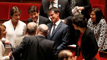 Manuel Valls, entouré des membres du gouvernement, à l'Assemblée nationale, le 12 mai 2016.&nbsp; (CHARLES PLATIAU / REUTERS)