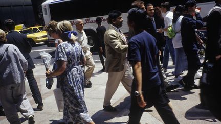 Des piétons dans une rue d'une ville américaine. (JAMES LEYNSE / CORBIS HISTORICAL)