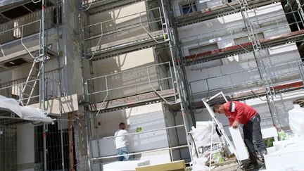 Des travaux de rénovation sur un bâtiment HLM à Auch (Gers), le 19 mai 2021. (SEBASTIEN LAPEYRERE / HANS LUCAS / AFP)