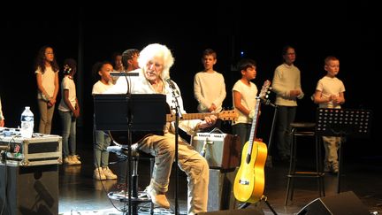 Hugues Aufray masterclass.&nbsp;Des élèves ont repris quelques uns des classiques du chanteur,&nbsp;aux côtés de l'artiste, le 13 octobre. (CHRISTOPHE LEFEVRE / MAXPPP)