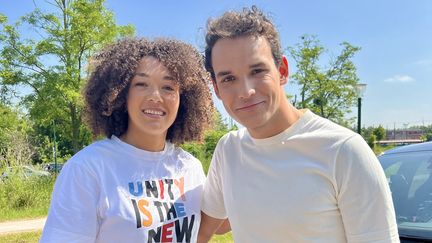 Théo Curin a invité à bord de son taxi la joueuse de rugby Caroline Drouin, demi d'ouverture du XV de France féminin. (FRANCE 3)