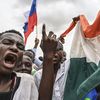 Des soutiens de la junte militaire agitent les drapeaux russe et nigérien lors d'une manifestation à Niamey (Niger), le 11 août 2023. (AFP)