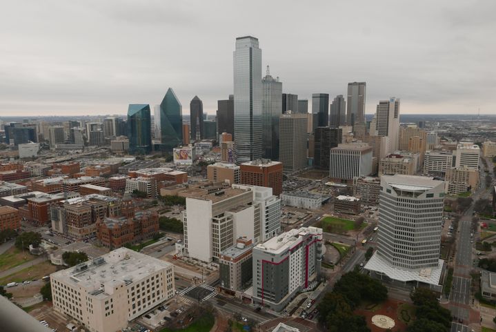 Vue panoramique sur la ville de Dallas depuis la plateforme de la Reunion Tower, une tour d'observation de 171 mètres. Sébastien Archambault&nbsp;:"Ça a été un gros bol d'air frais d'arriver à Dallas après quatre ans à New York où c'était un peu fermé. Il n'y avait pas de vision longue à cause des buildings."&nbsp; (EMMANUEL LANGLOIS / RADIO FRANCE)