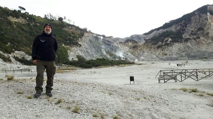 Le guide Giuseppe Ioffredo dans le cratère du "super volan" des Champs Phlégréens, près de Naples (Italie), en janvier 2017 (RADIO FRANCE / MATHILDE IMBERTY)